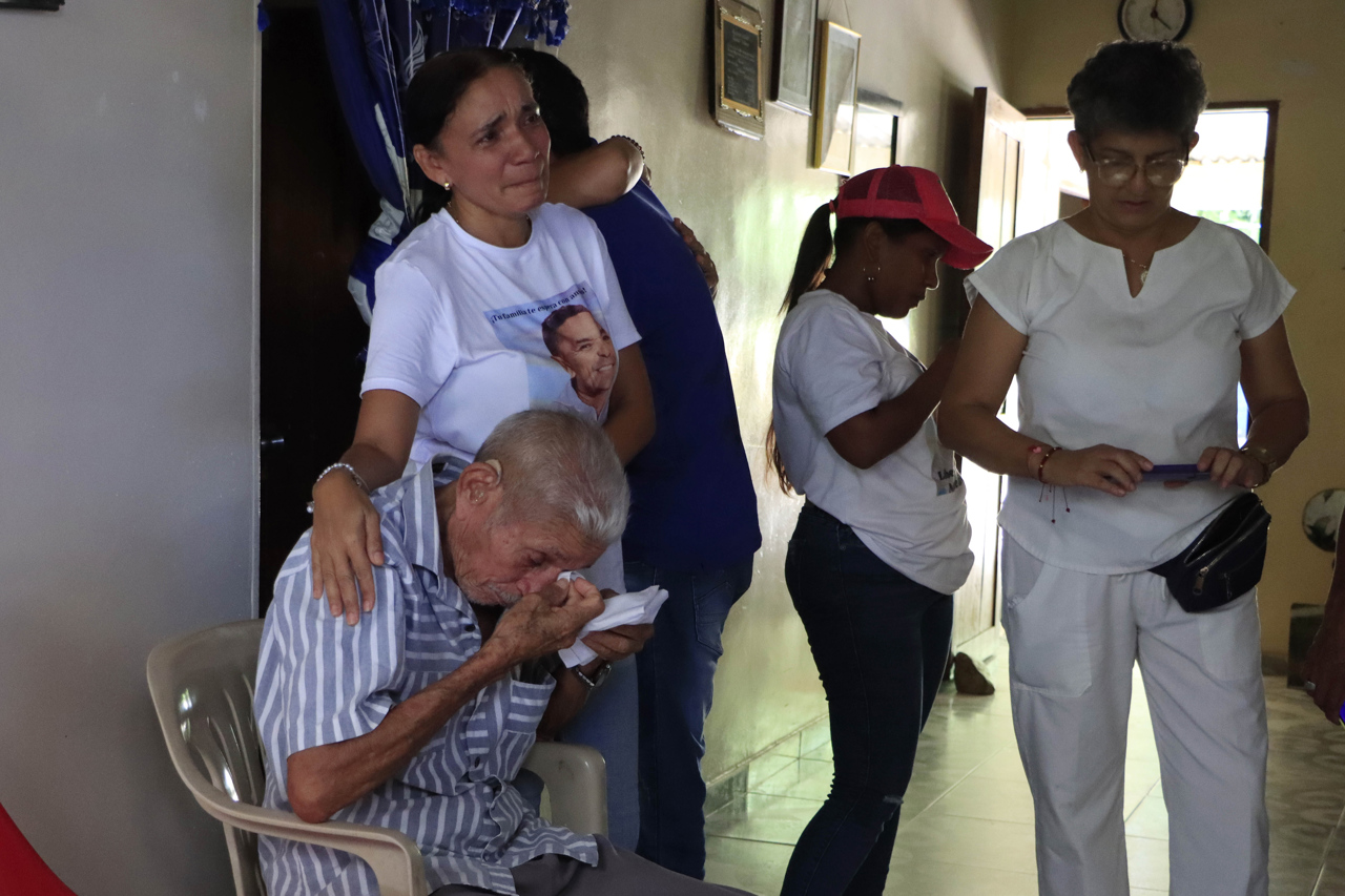 La familia de Luis Díaz esperando la llegada de 'Mane' Díaz.