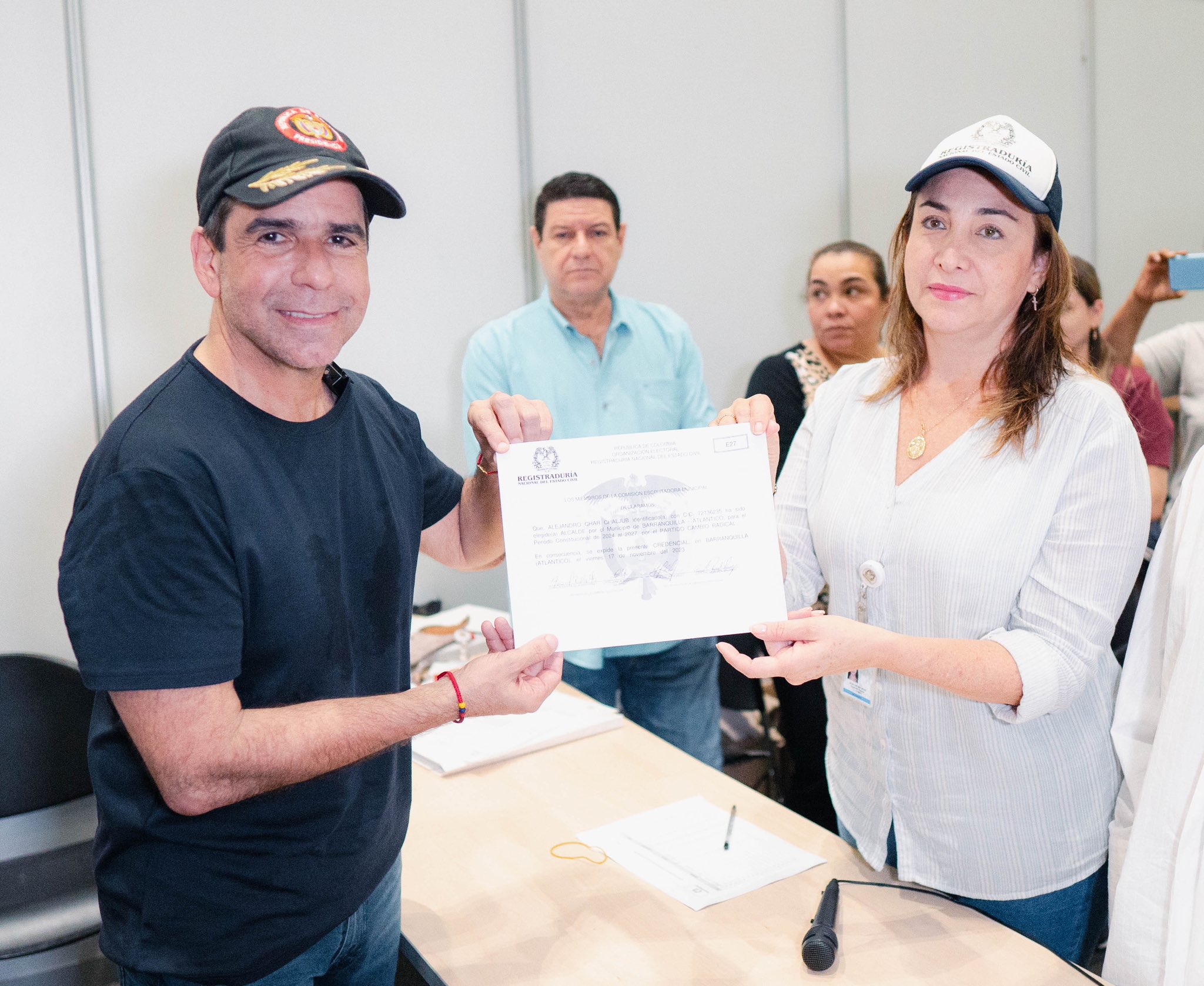 El Alcalde electo de Barranquilla, Alex Char, recibiendo la credencial.