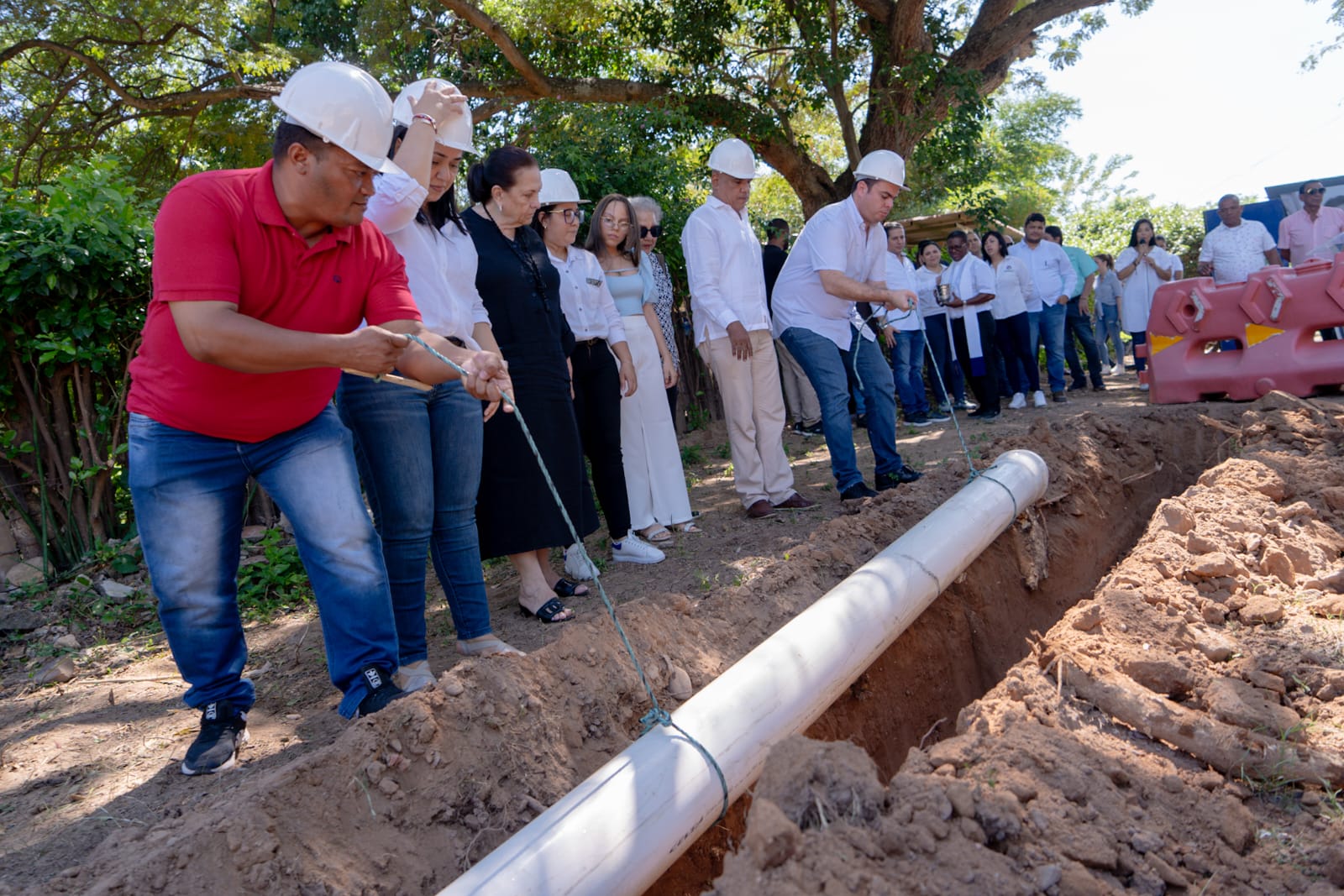 Cielo Gnecco y el Gobernador del Cesar, Andrés Meza, en el inicio de la obra del acueducto.