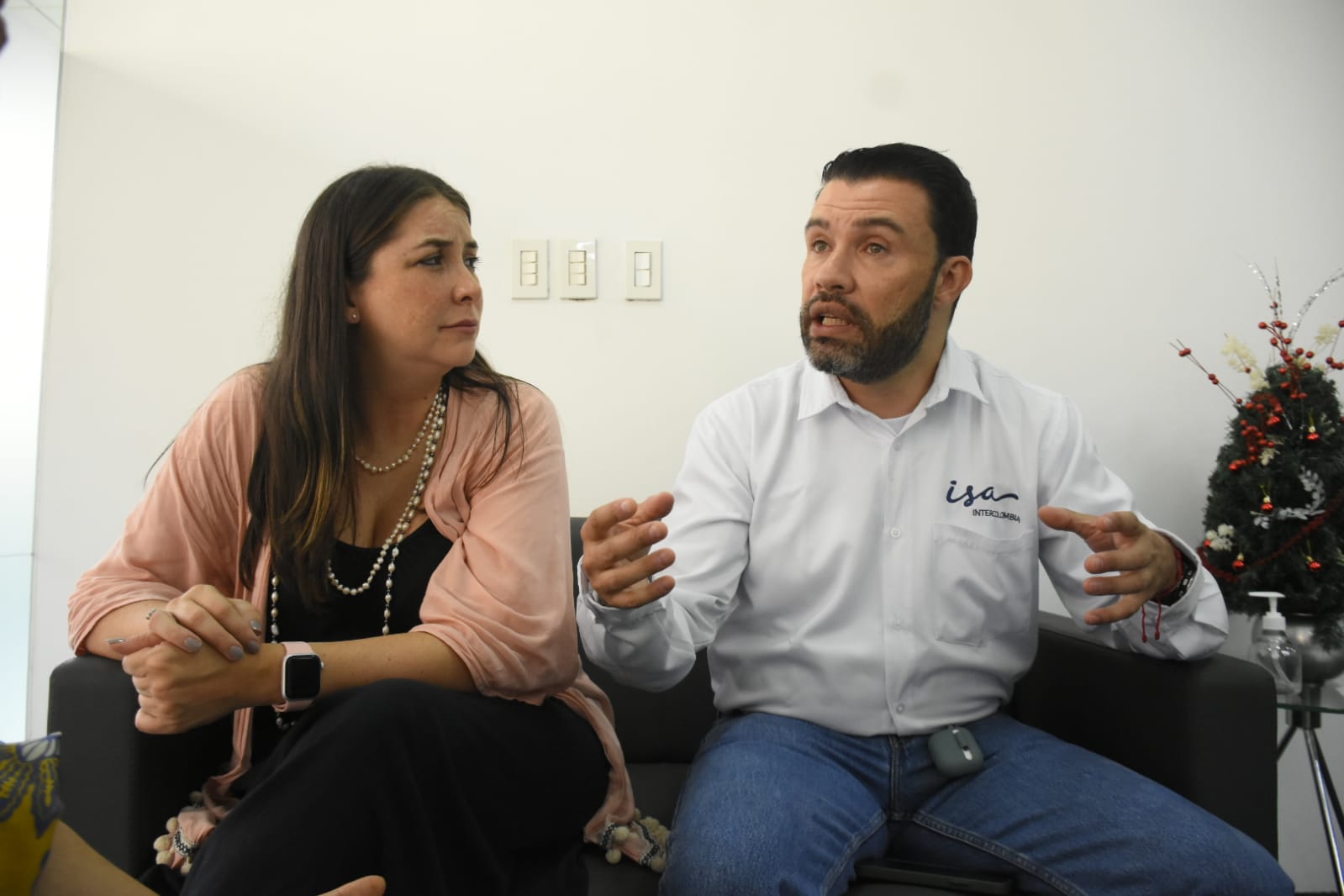 Natalia Sierra, de la Dirección Comunicaciones de ISA Intercolombia, y Andrés Faraco Londoño, director de proyectos, en visita a Zona Cero