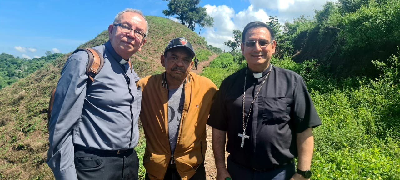 Monseñor, Francisco Ceballos, obispo de Riohacha, y Mons. Héctor Henao, delegado para las relaciones Iglesia-Estado junto a 'Mane' Díaz