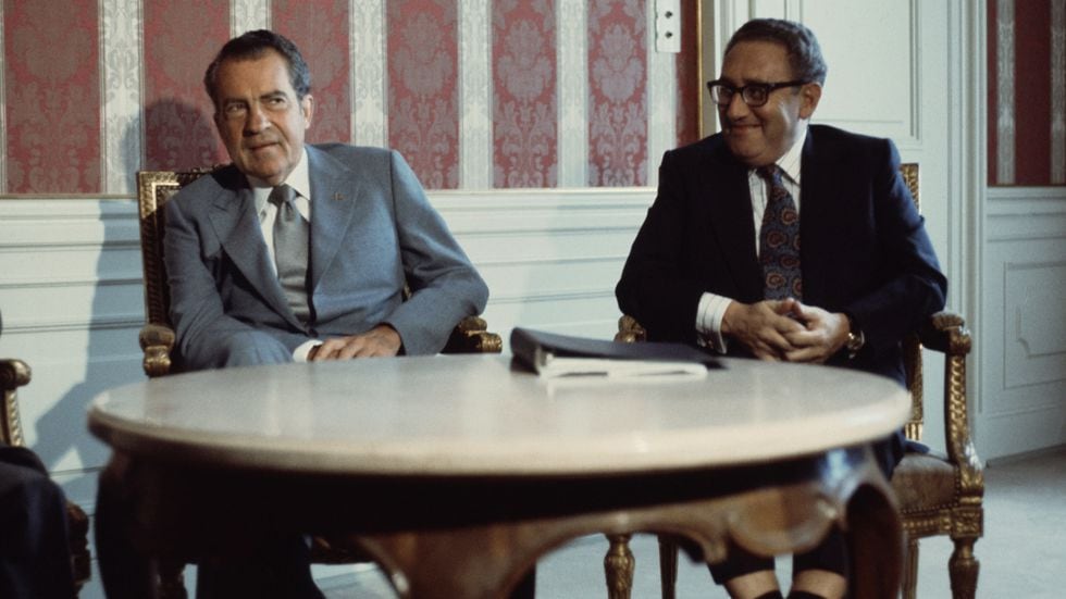 Henry Kissinger y, junto al expresidente de EE.UU.. Richard Nixon durante una cumbre en Austria en 1974.