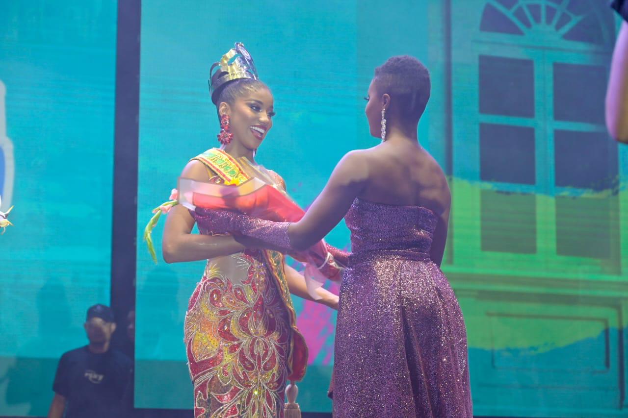 Ayele Agyare le entrega la corona a Rosa Elvira Bossio.