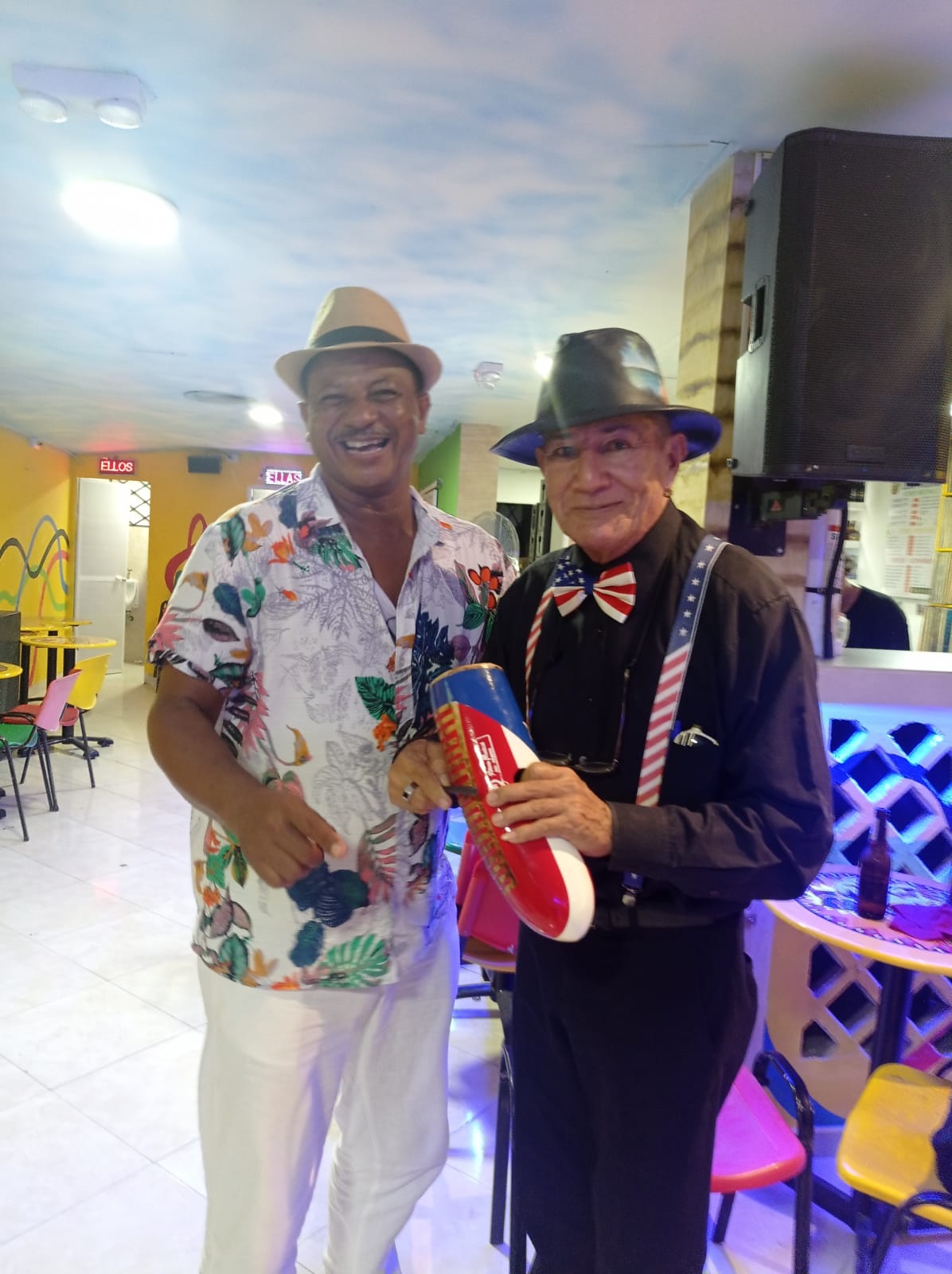Renzo Rodríguez en la celebración de los 30 años de 'Los Bravos de la Salsa', junto a Humberto Andrade, el popular 'Tico Salsa'.