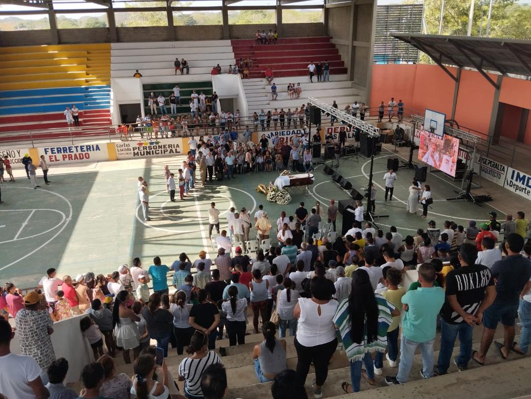 Cuerpo de Lisandro Meza velado en el Polideportivo de Los Palmitos