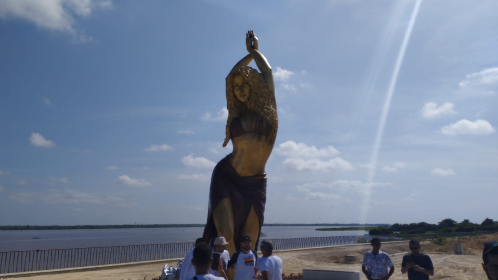 Estatua de Shakira en Malecón