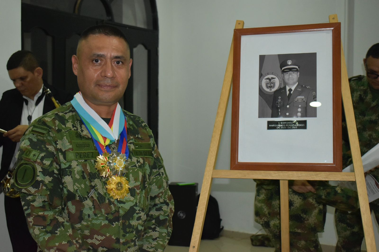 El comandante saliente Mardoqueo Pérez Alfonso fue homenajeado. 