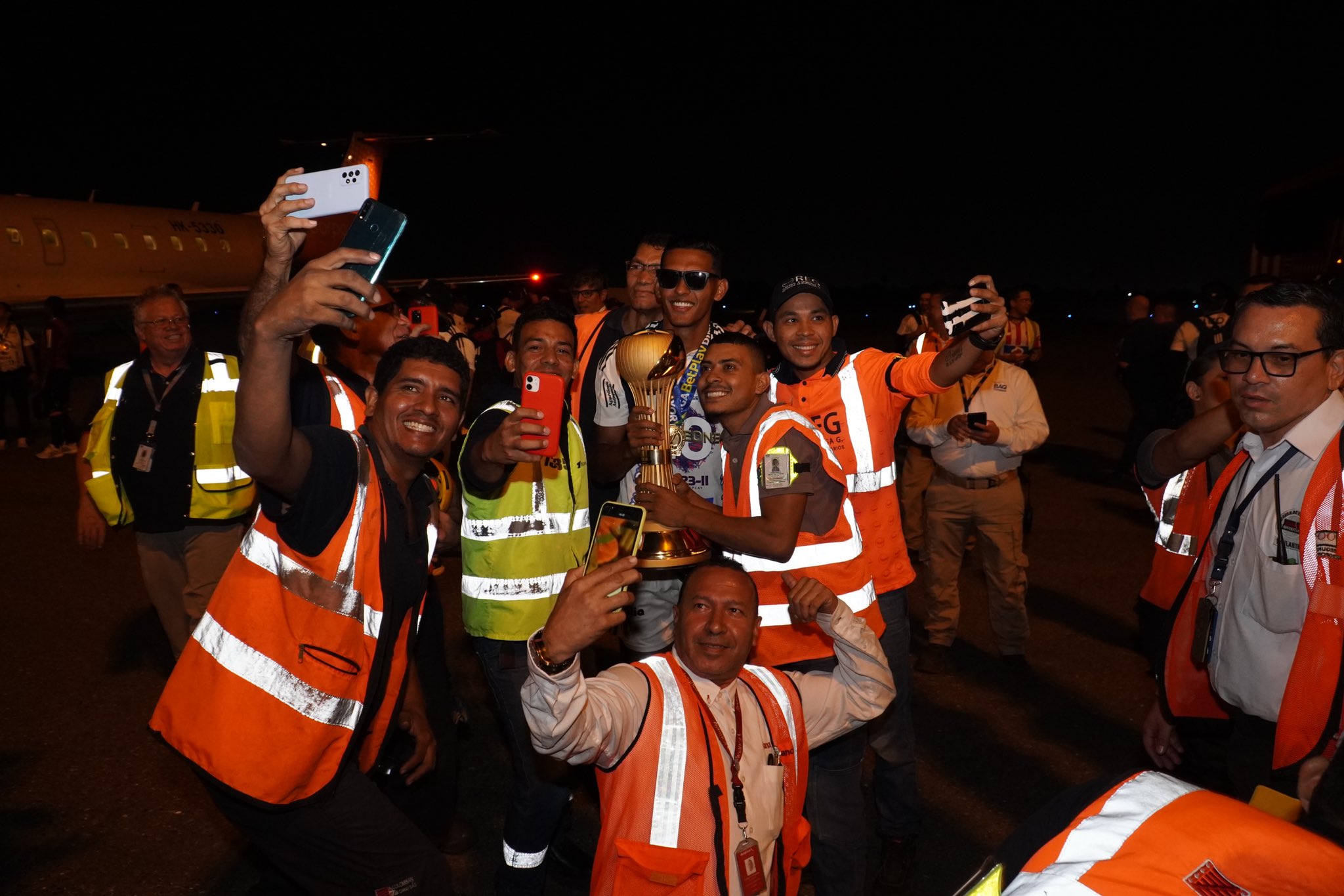 Homer Martínez, junto a los operarios del aeropuerto.