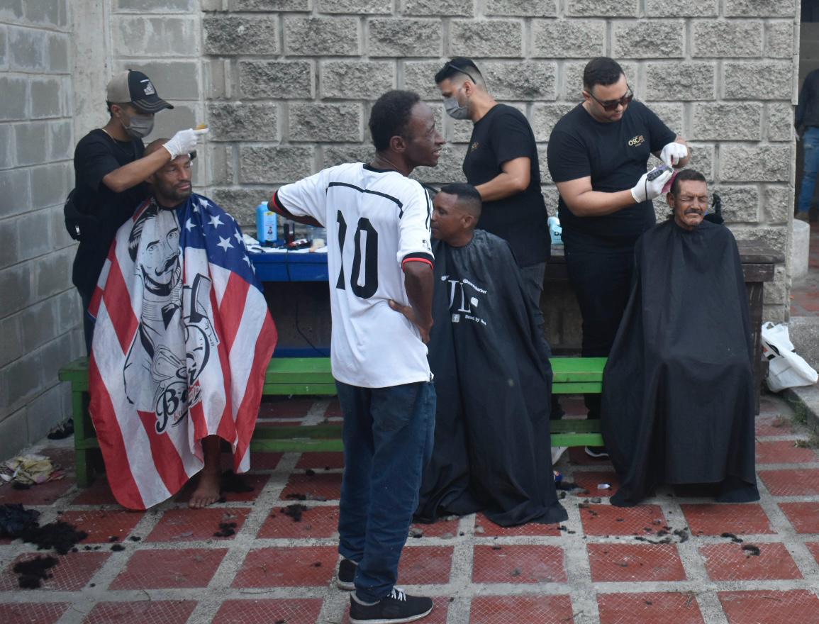 Los habitantes de calle también recibieron servicio de peluquería. 