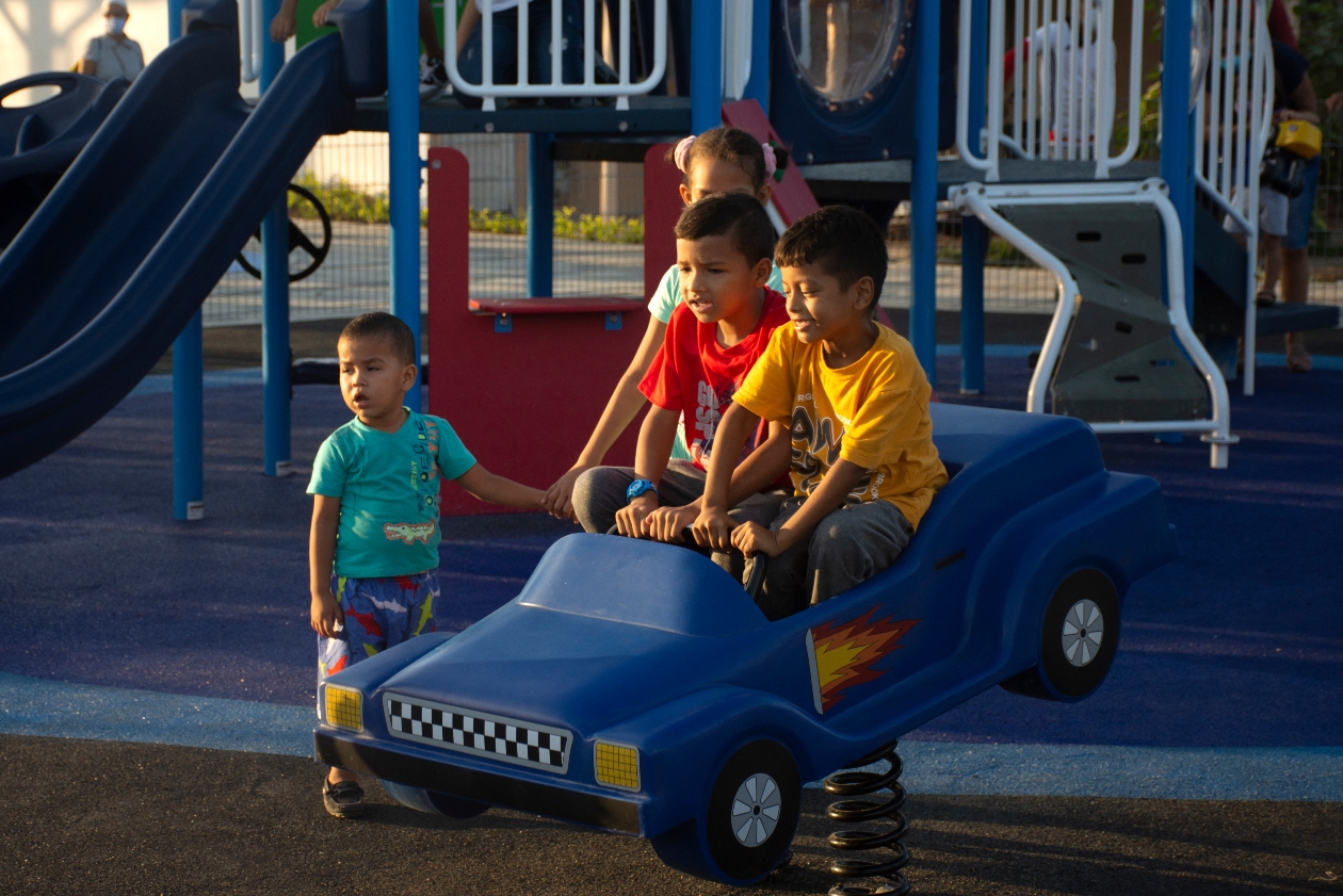 Los niños disfrutando del parque en Palmar.