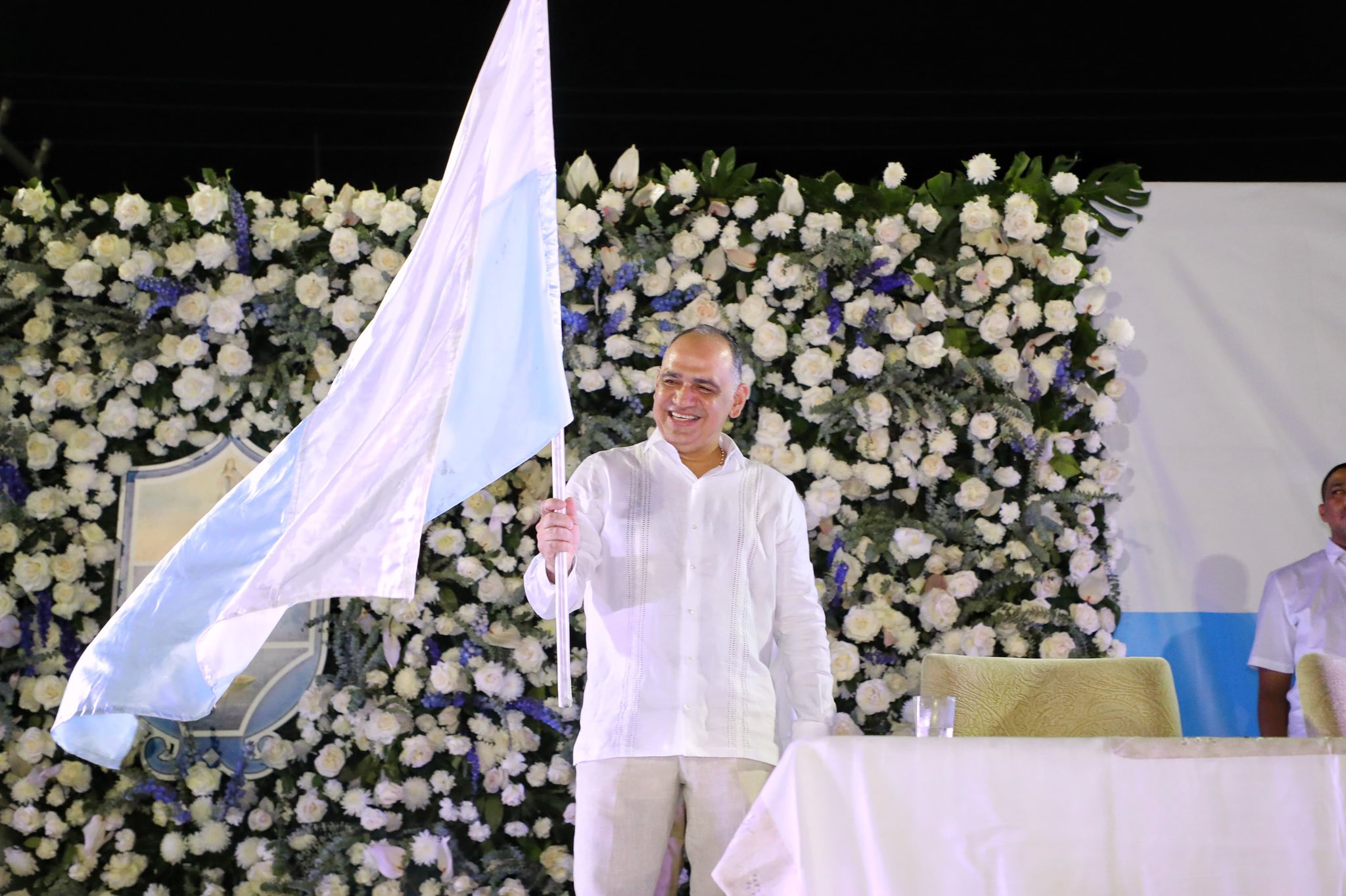 Carlos Pinedo con la bandera de Santa Marta.