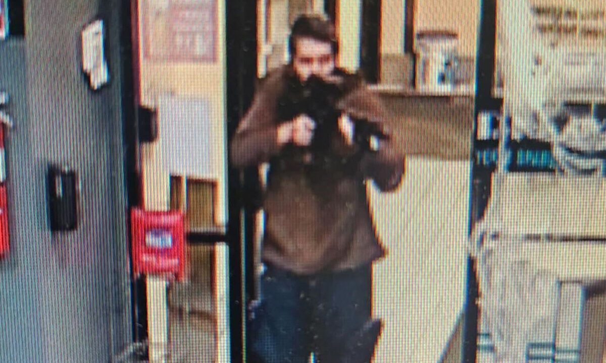 Robert Card tras quedar grabado en una cámara de seguridad con un arma de largo alcance. 