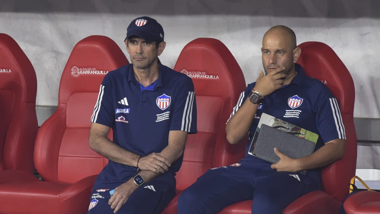 Arturo Reyes y su asistente técnico Luis Melo. 