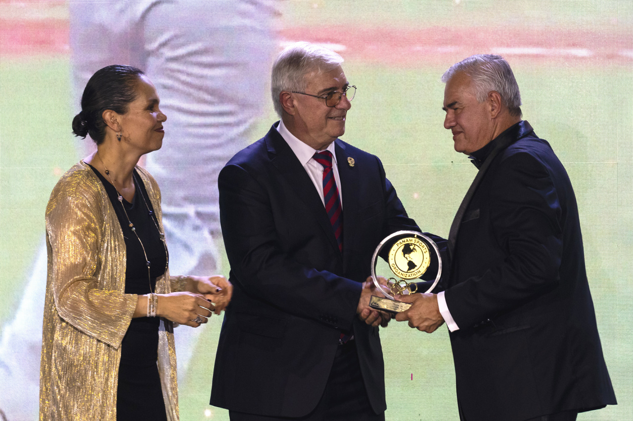 Ciro Solano, presidente del Comité Olímpico Colombiano, recibió el premio de manos de Mario Moccia, vicepresidente de Panam Sports.