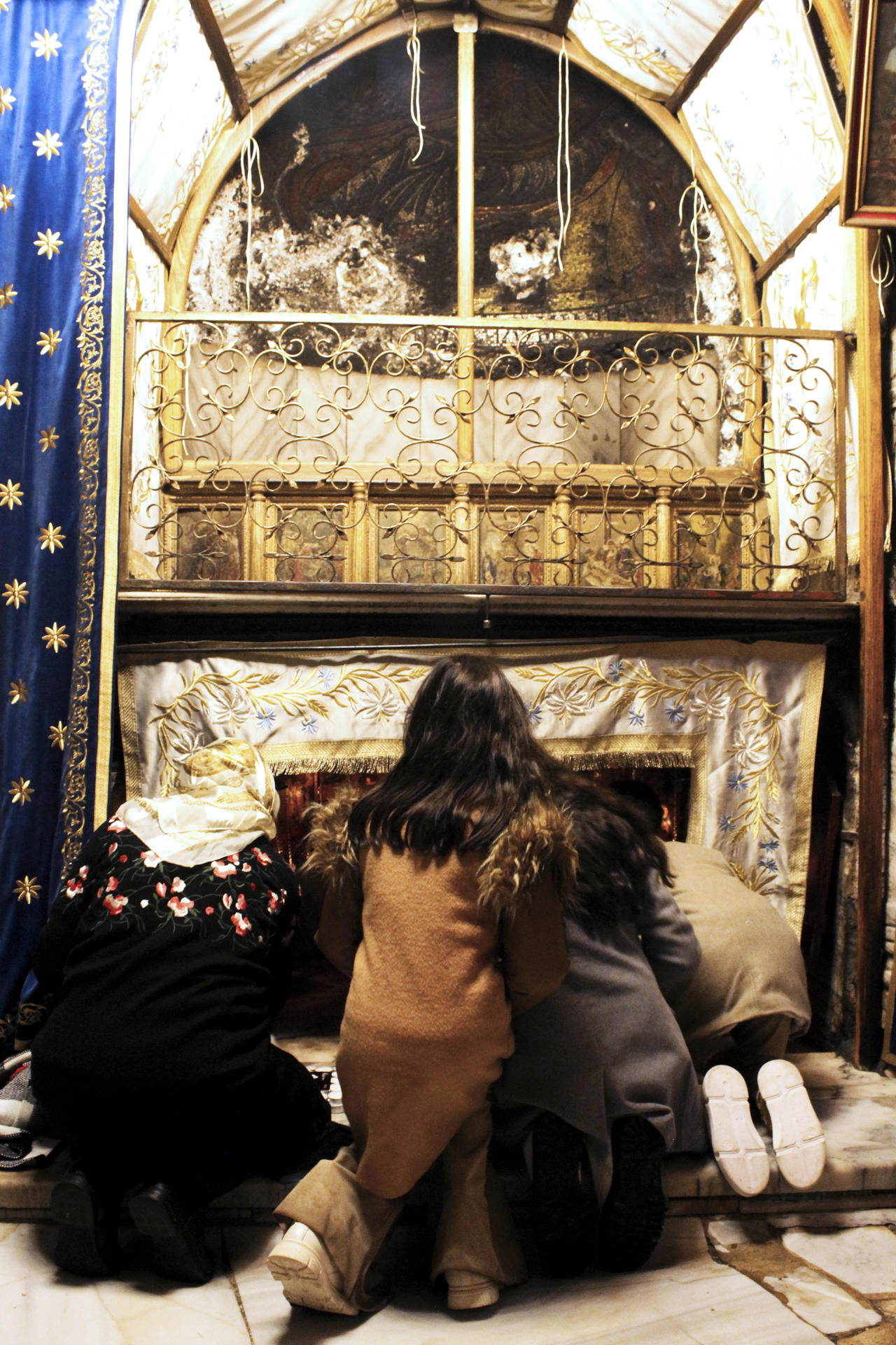  Dos mujeres rezan en el lugar donde según la tradición nació Jesús, este domingo en Belén 