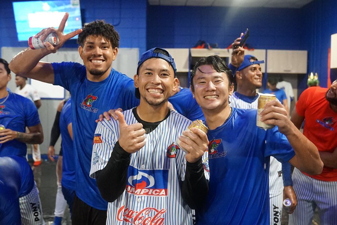 Brayan Saki y el lanzador japonés Ryo Nesighi durante la celebración. 