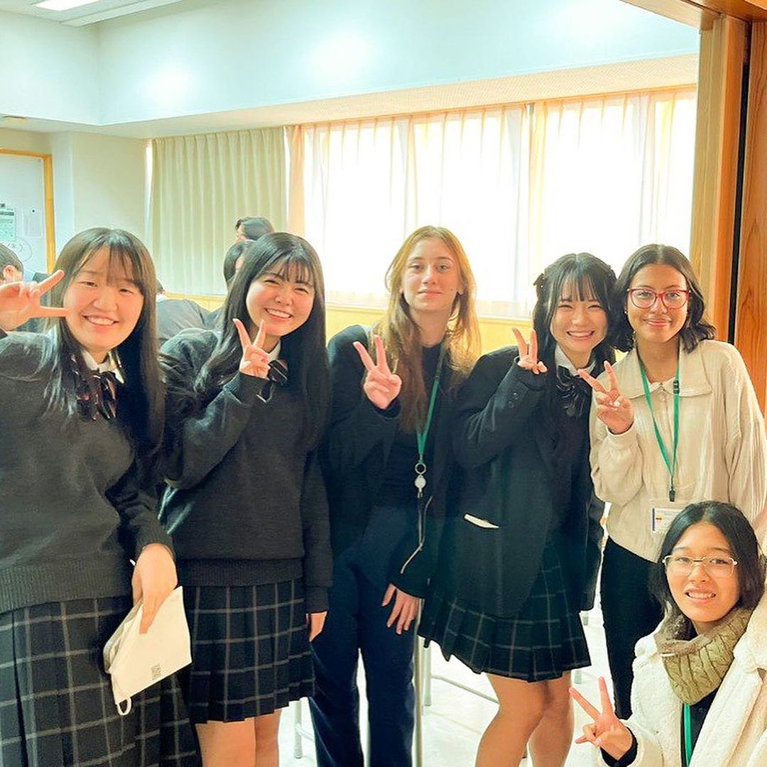 Ashley Ruiz compartiendo con sus compañeras en Nagasaki.