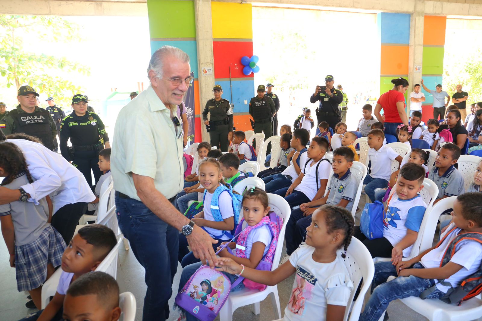 Gobernador Eduardo Verano junto a estudiantes de Polonuevo