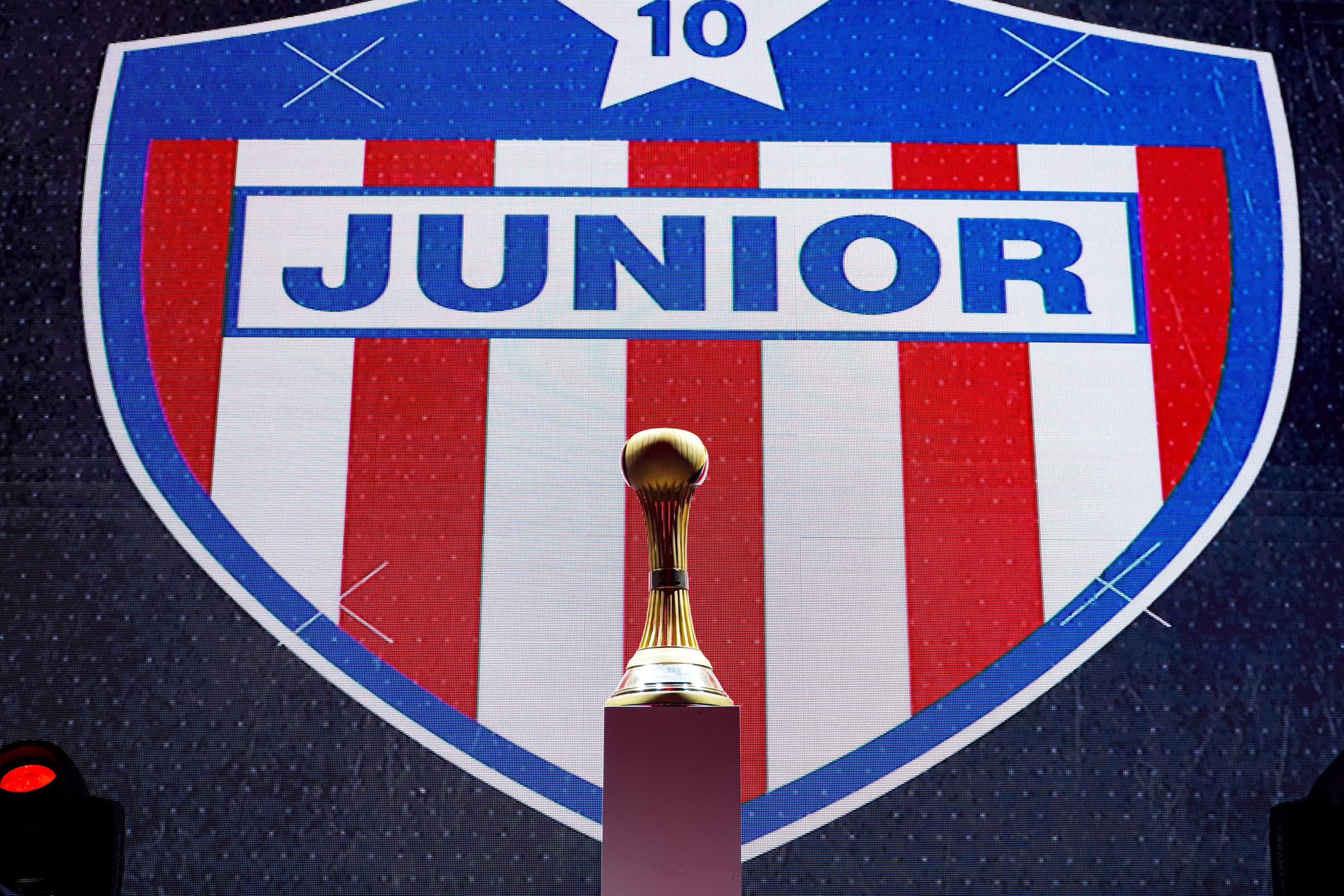 Nuevo escudo de Junior con una estrella y el número 10.