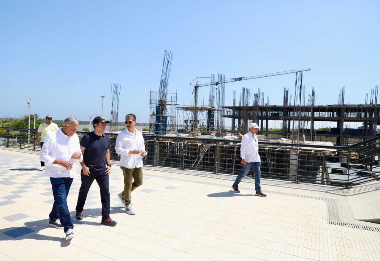 El Alcalde Char en recorrido con empresarios por el Malecón del Río.