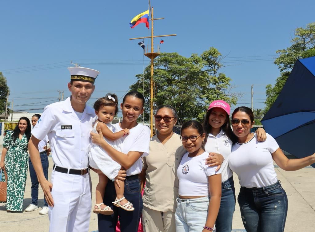 Mujeres en formación en la Armada.
