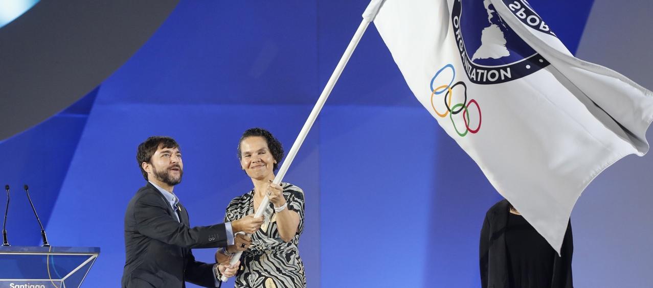 El exalcalde Jaime Pumarejo y la Ministra del Deporte, Astrid Rodríguez, recibieron la bandera en los pasados Panamericanos.