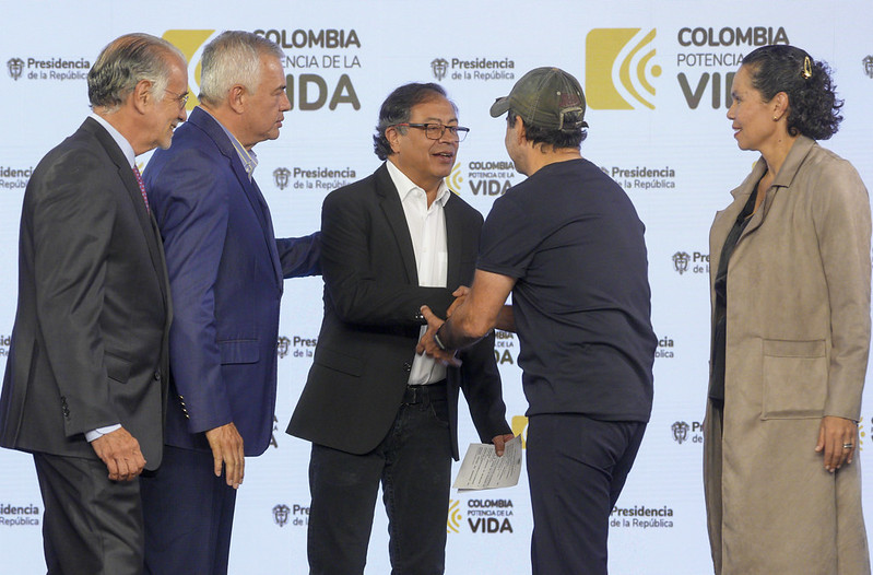 Gustavo Petro dándole la mano a Alejandro Char, alcalde de Barranquilla.