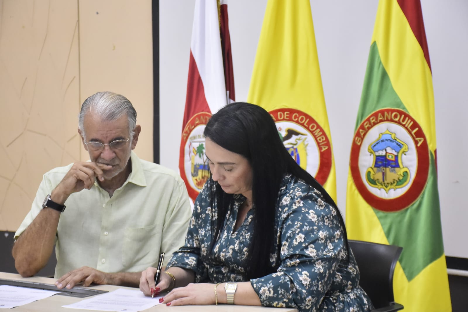 El Gobernador Eduardo Verano y Rosmery Wehedeking, subsecretaria de Asesorías y Asistencia en Seguridad Social.