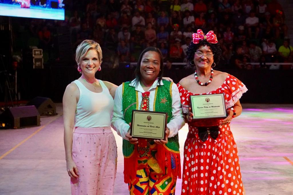 Sandra Gómez, gerente del Carnaval S.A.S. entregó reconocimiento a Marimondas y Negritas Puloy.
