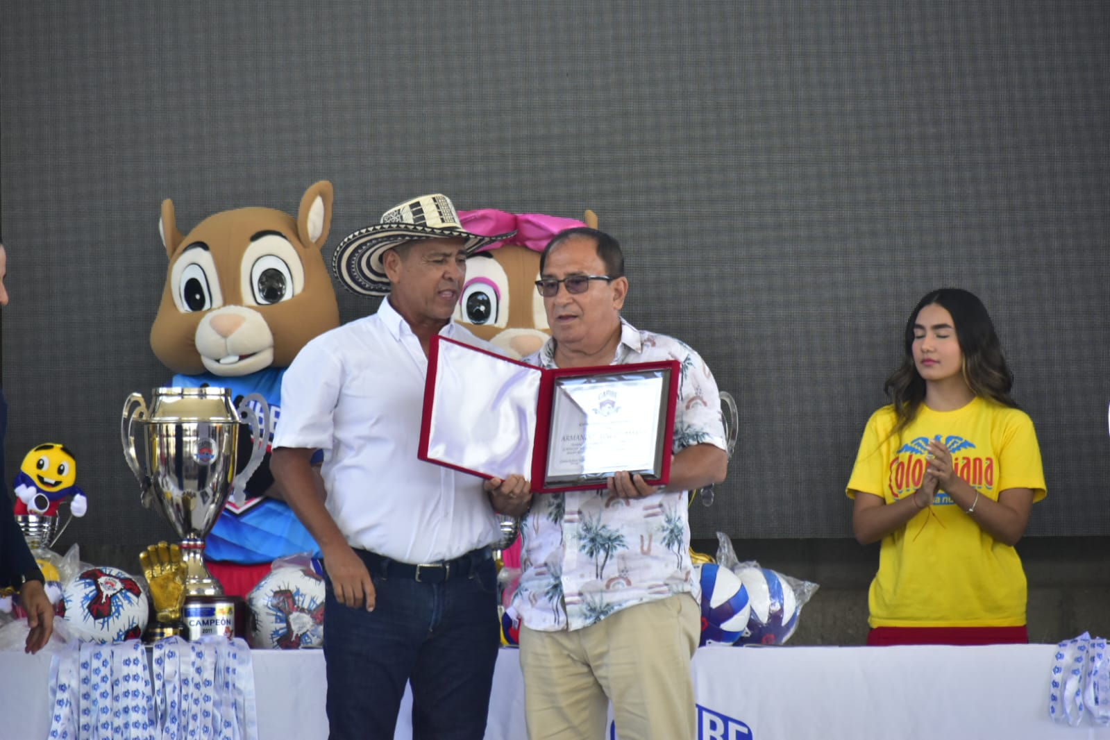 Carlos Bolívr, director del torneo, con el homenajeado en la edición 2024, Armando 'Ringo' Amaya. 
