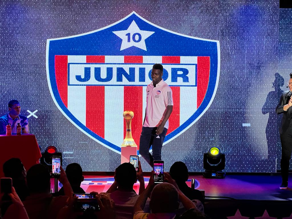 El delantero Marco Pérez durante el acto de presentación del Junior. 