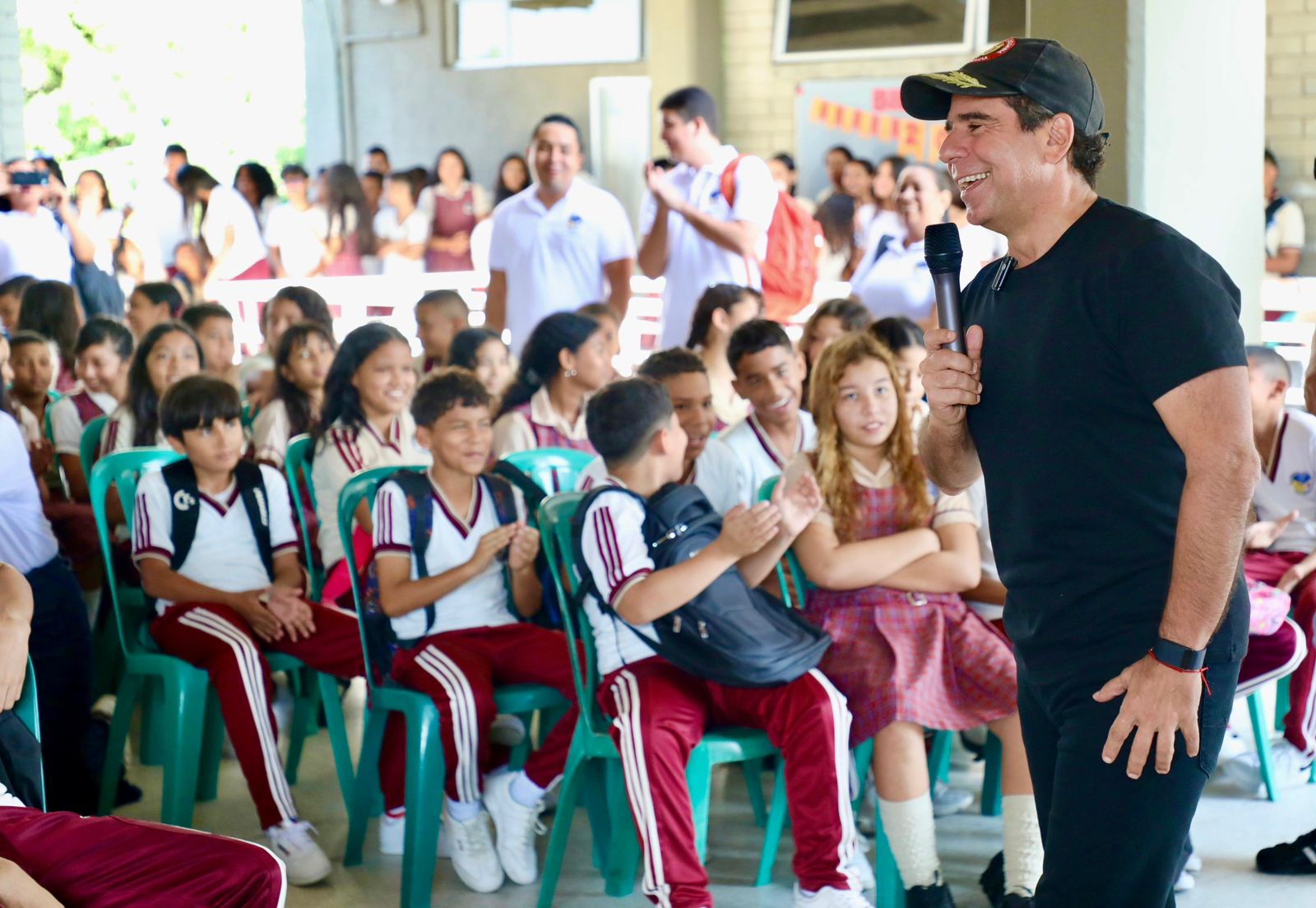 Alejandro Char, alcalde de Barranquilla en colegios distritales.