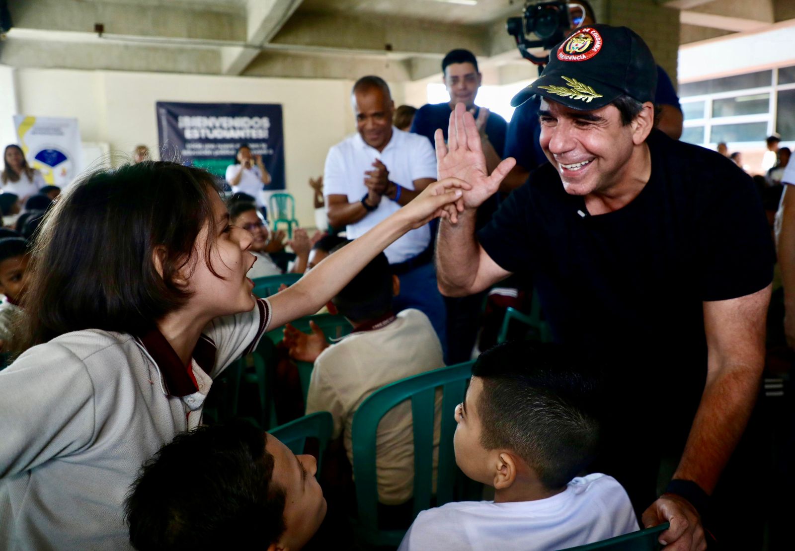 Alejandro Char, alcalde de Barranquilla junto a estudiantes.