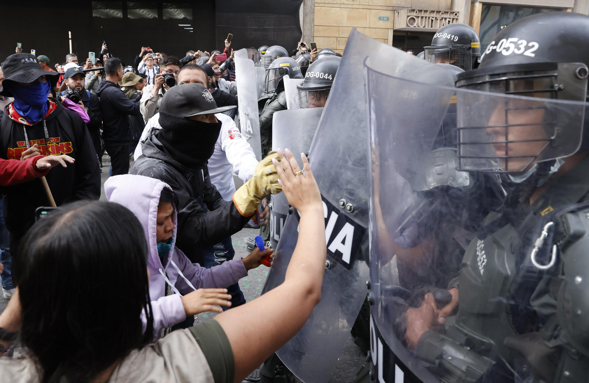 Enfrentamiento entre manifestantes y la Policía. 