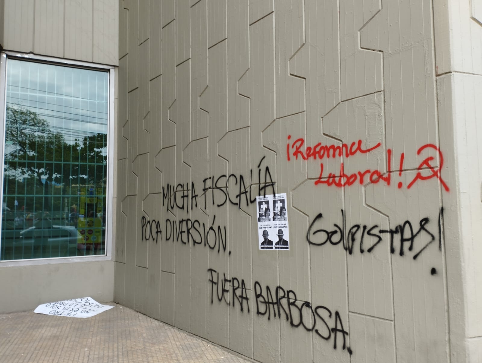 Grafitis pidiendo la salida de Francisco Barbosa de la Fiscalía.
