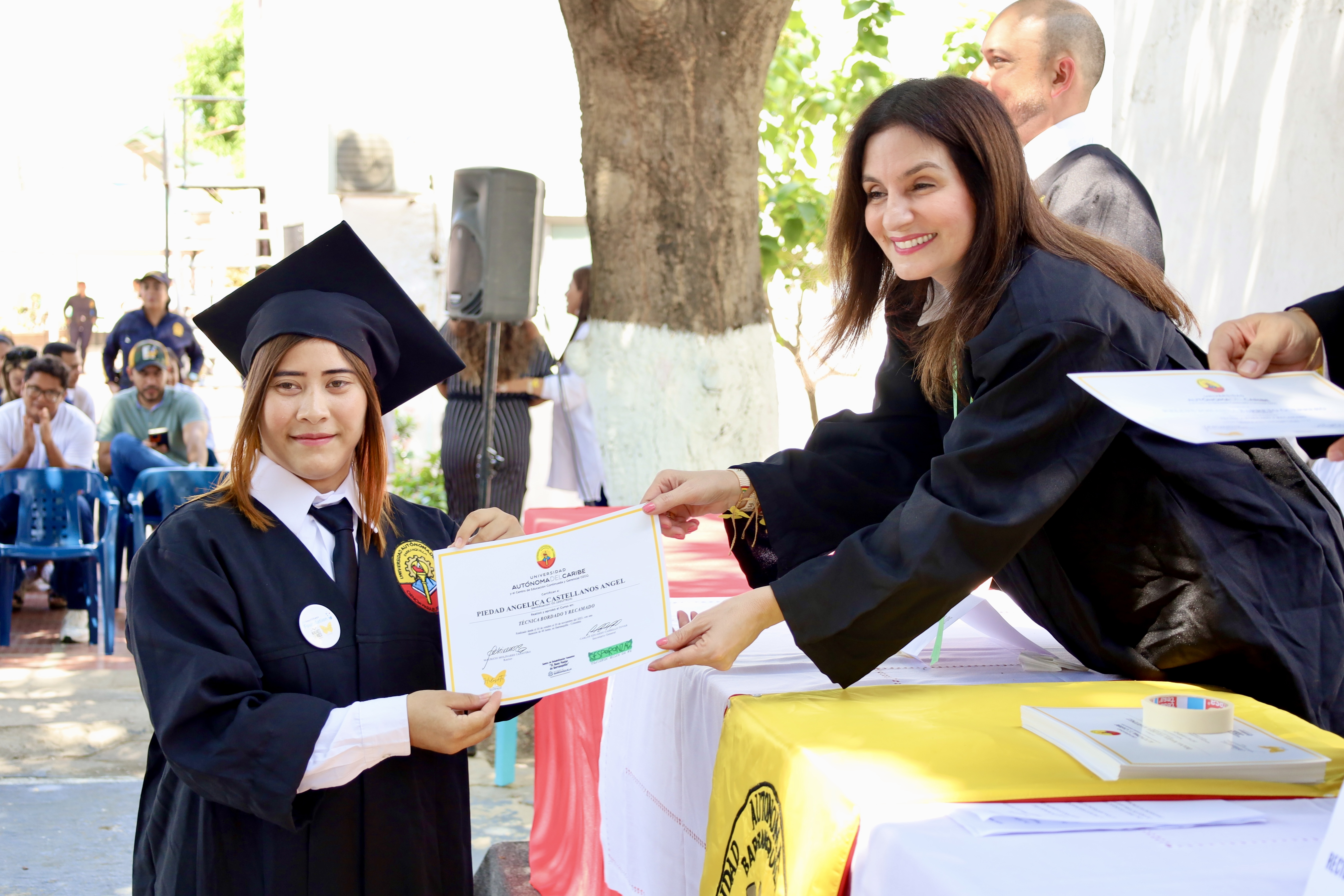 Katia Nule, primera dama entregando el diploma.