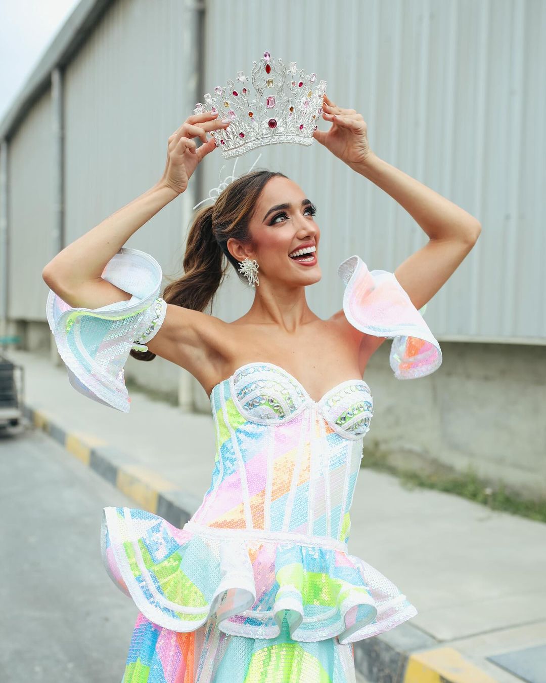 Melissa Cure, reina del Carnaval de Barranquilla con su corona.