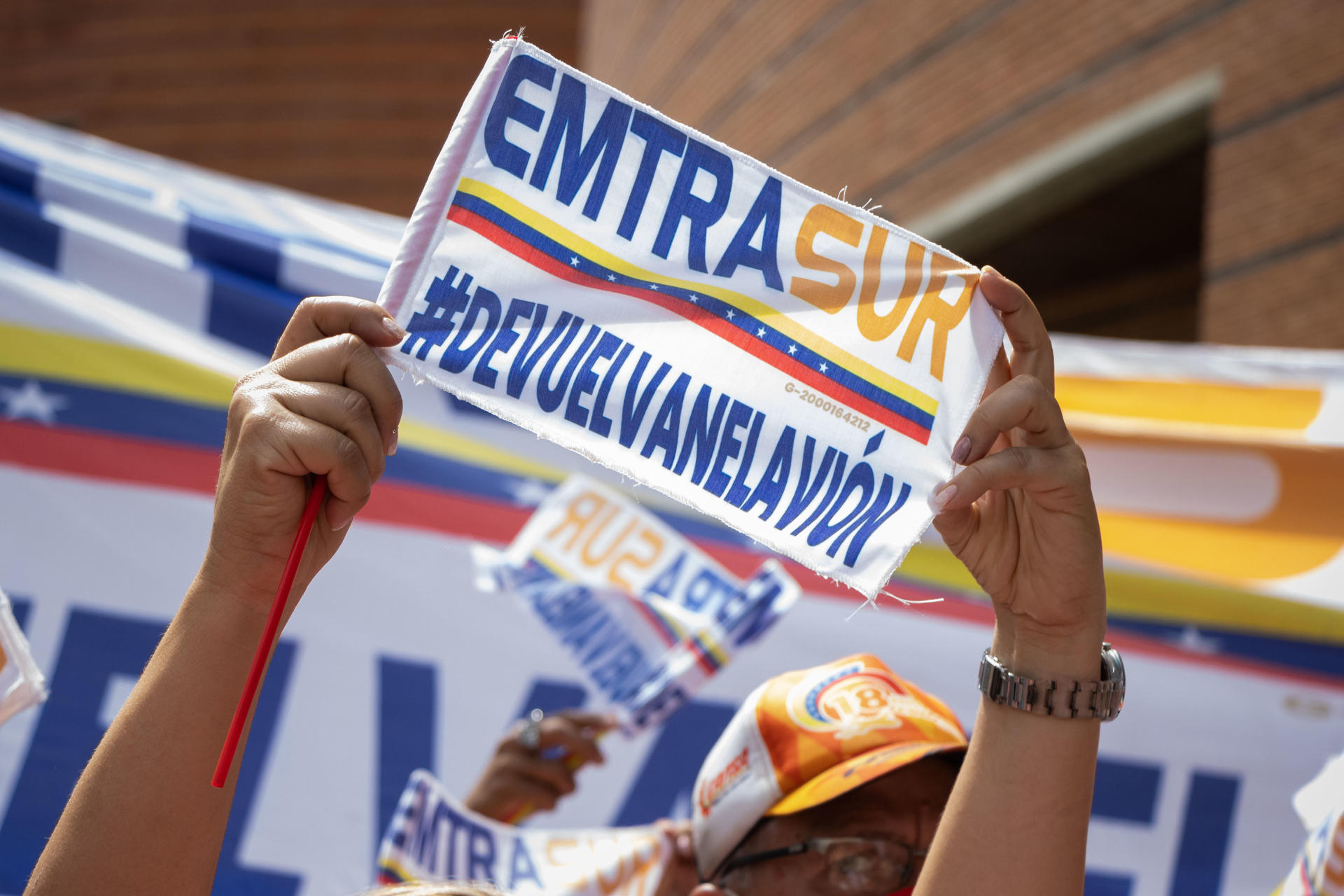 Protesta venezolana por decisión de enviar avión a Estados Unidos.