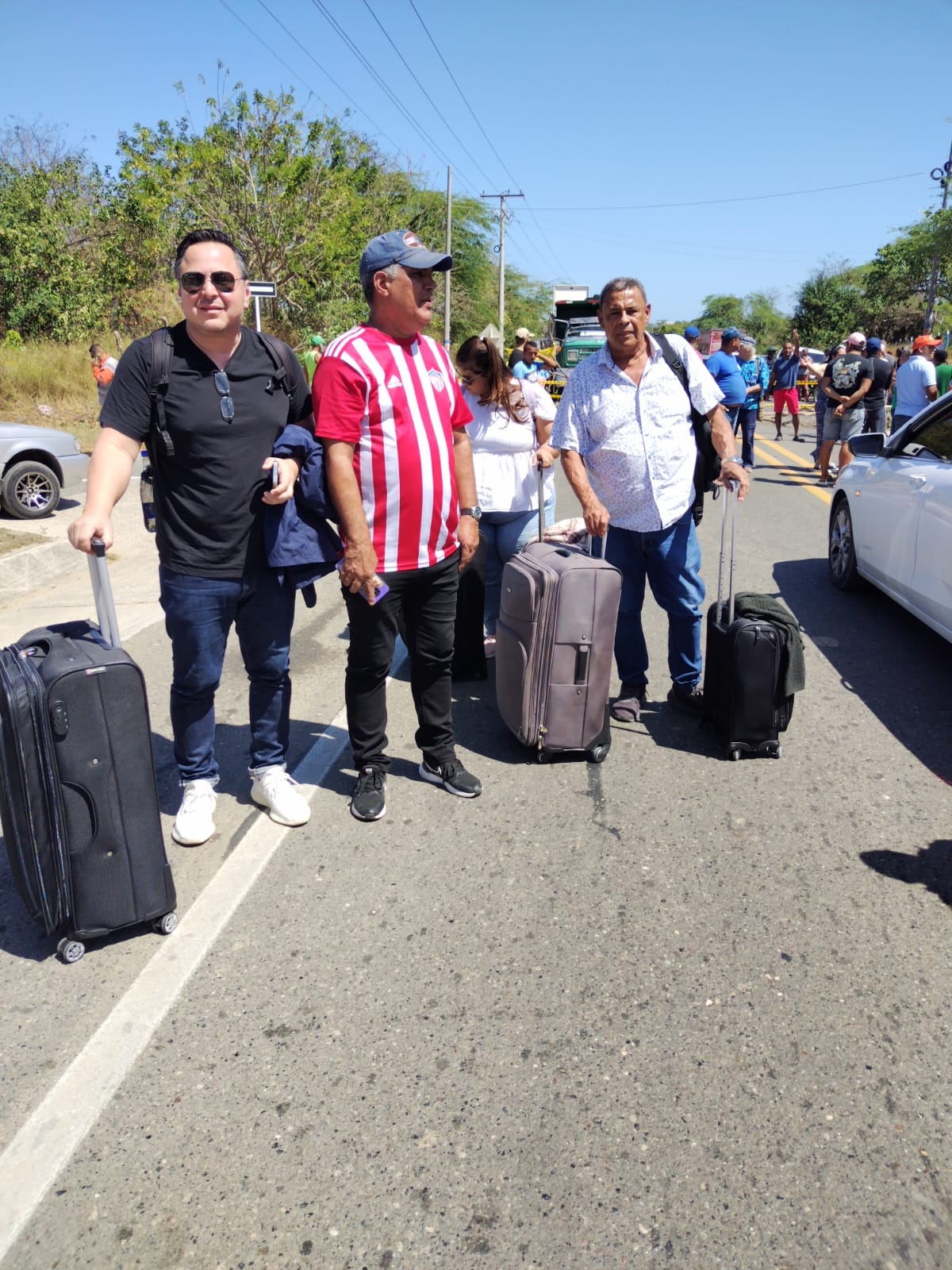 Viajeros que iban al aeropuerto de Cartagena se vieron afectados por el bloqueo.