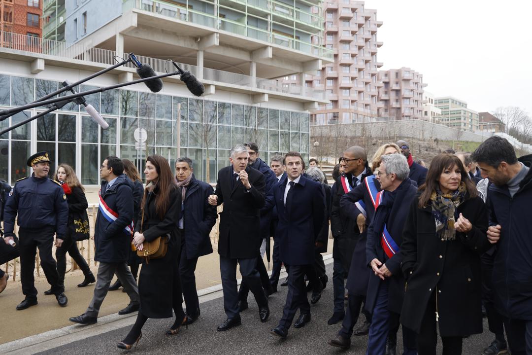 Emmanuel Macron durante su recorrido por la Villa Olímpica. 