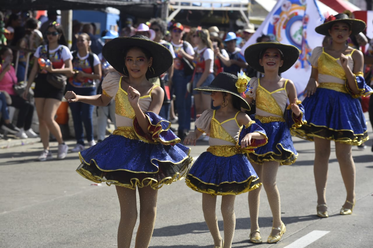 'Así es el Carnaval' con las cuatro alumnas que encabezaron el desfile