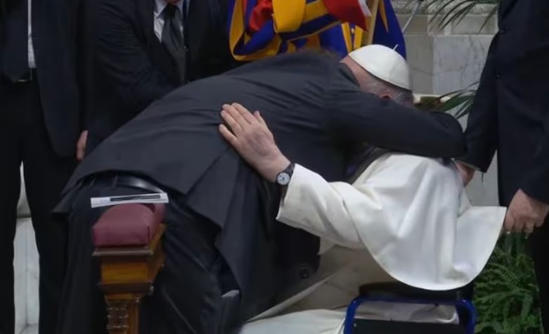 El presidente Javier Milei se abraza con el Papa Francisco