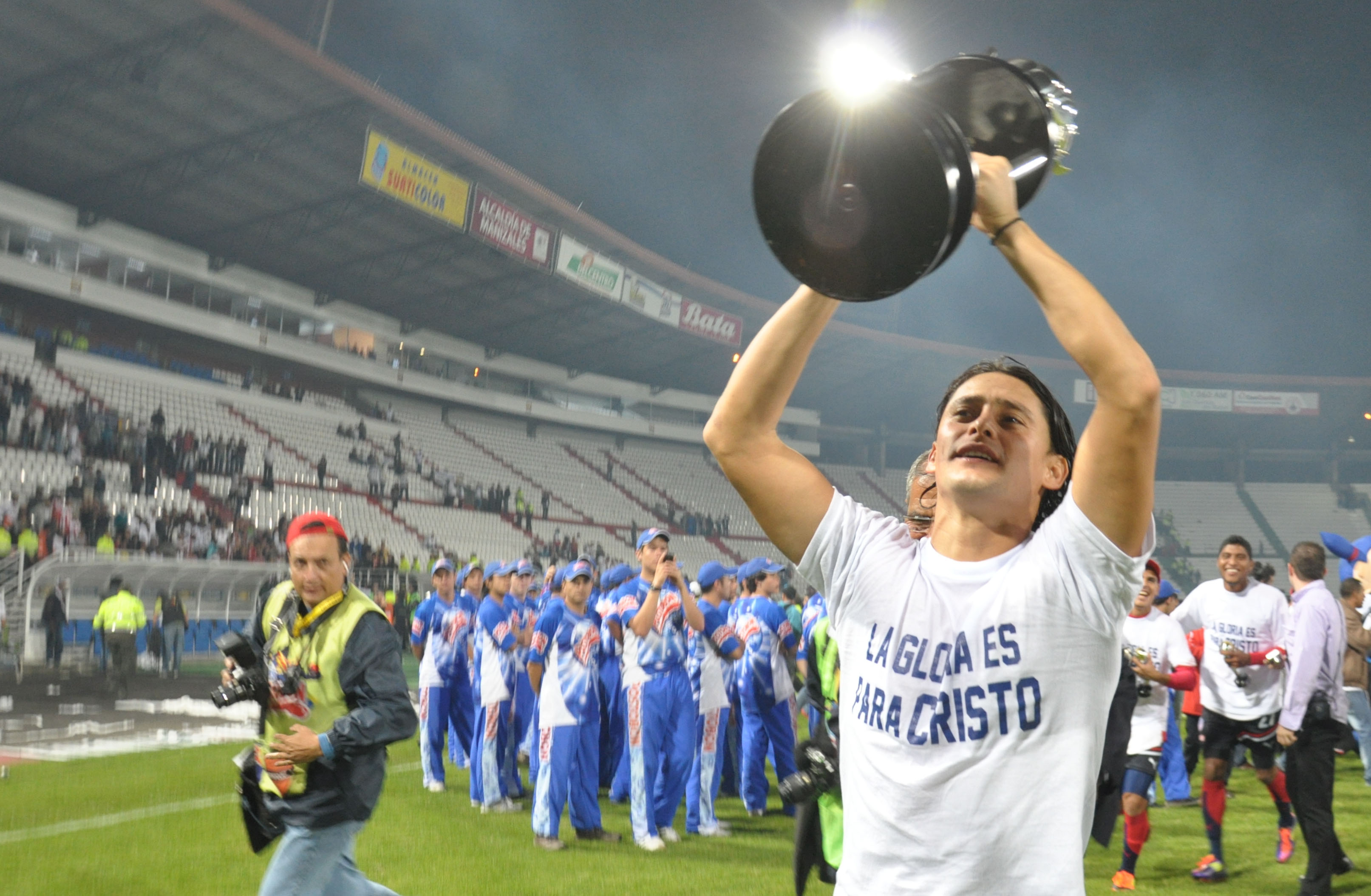 Giovanni festejando su segundo título de Liga con Junior, en Manizales (2011).