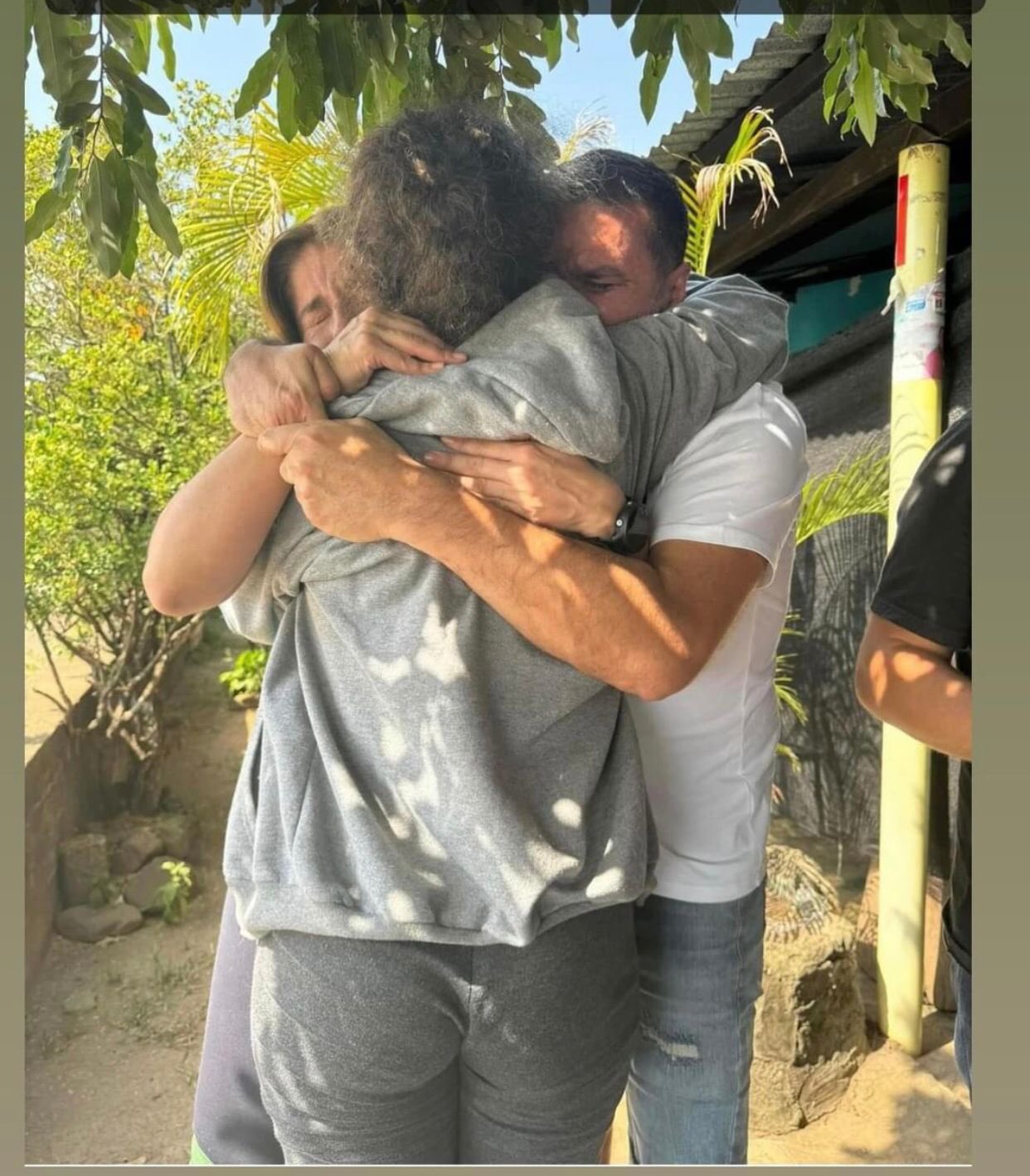 Familiares se abrazan a Ana Valentina Vergel tras su liberación