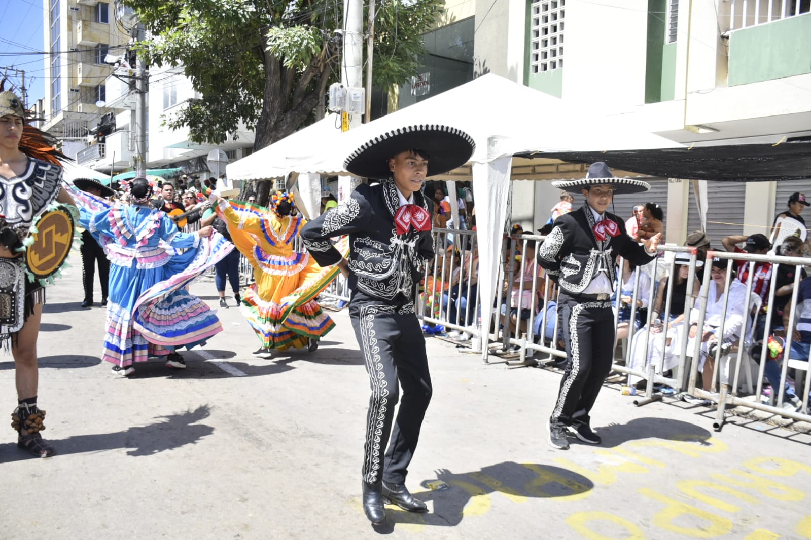 Tres grupos mexicanos formaron parte del desfile. 