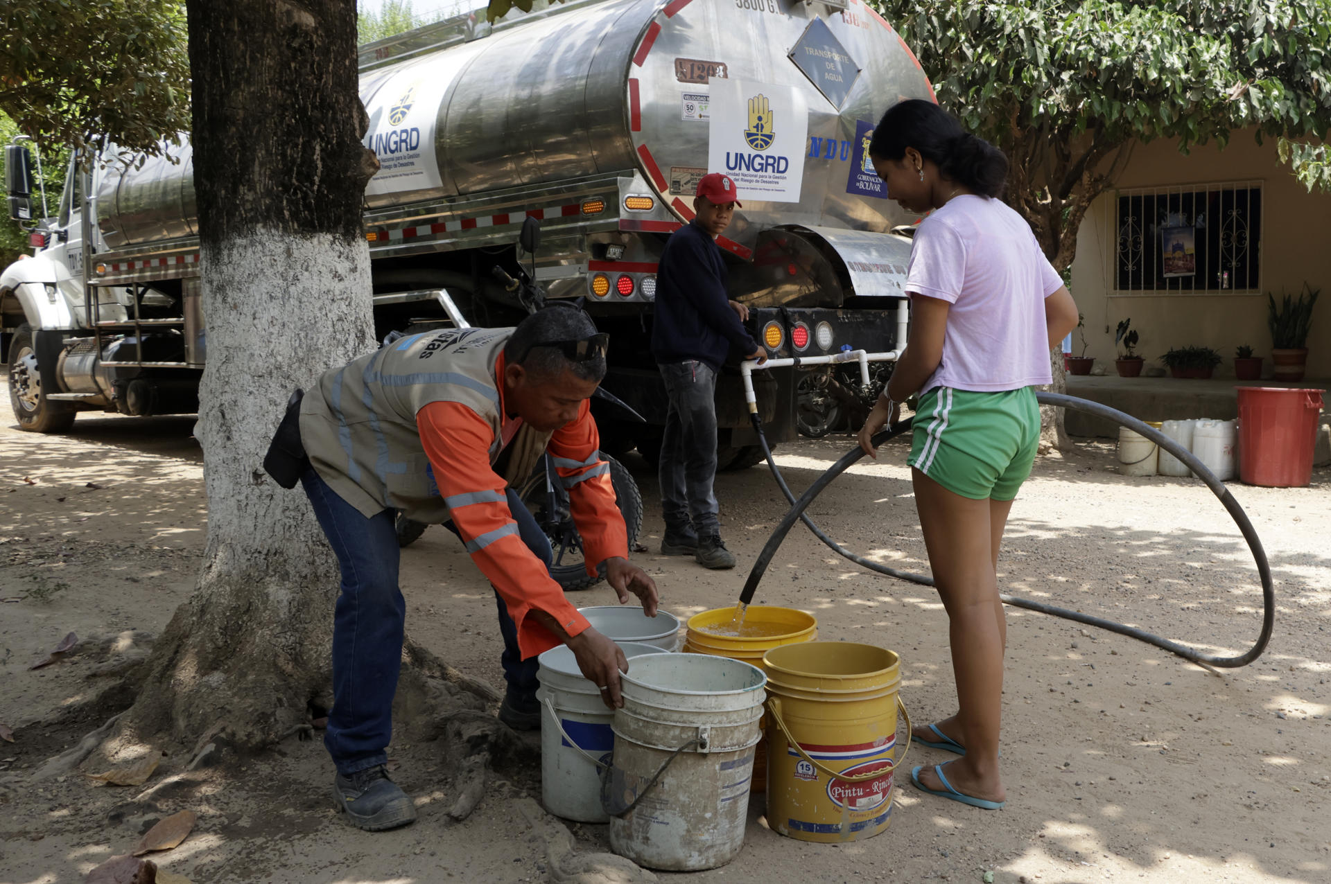 En carrotanque llevan agua a los municipios de Bolívar.