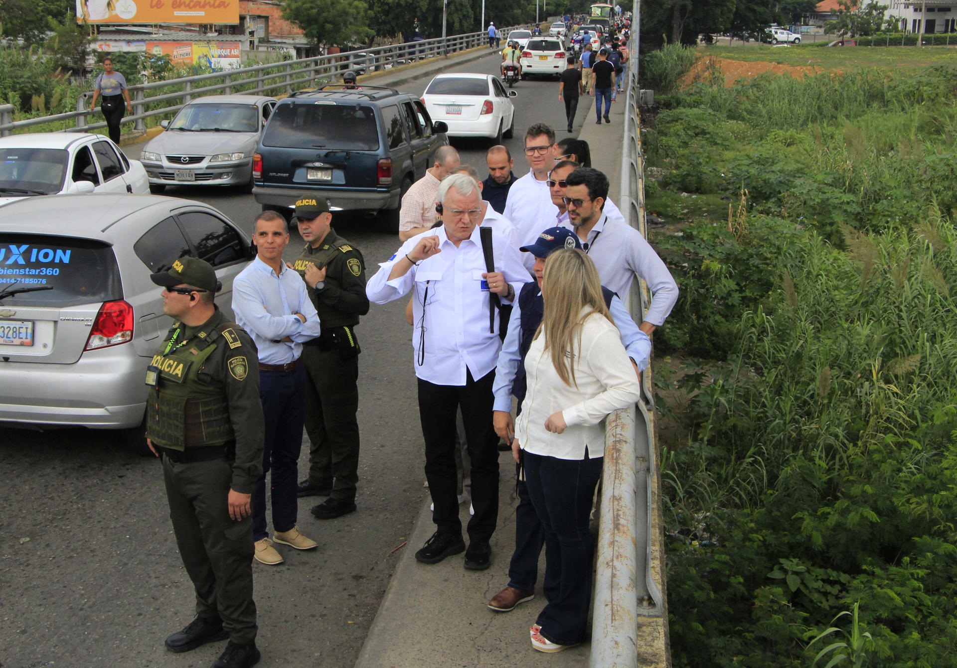 Peter Wagner, jefe del Servicio de Instrumentos de Política Exterior recorre el Puente Simón Bolívar.