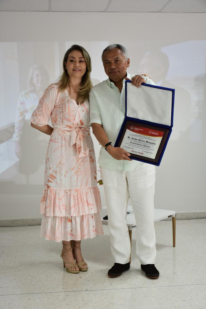 Dra. Beatriz Tovar Carrasquilla, Rectora Seccional de la Universidad Libre de Barranquilla, entrega reconocimiento al Hble. Magistrado Dr. Aroldo Quiroz Monsalvo.