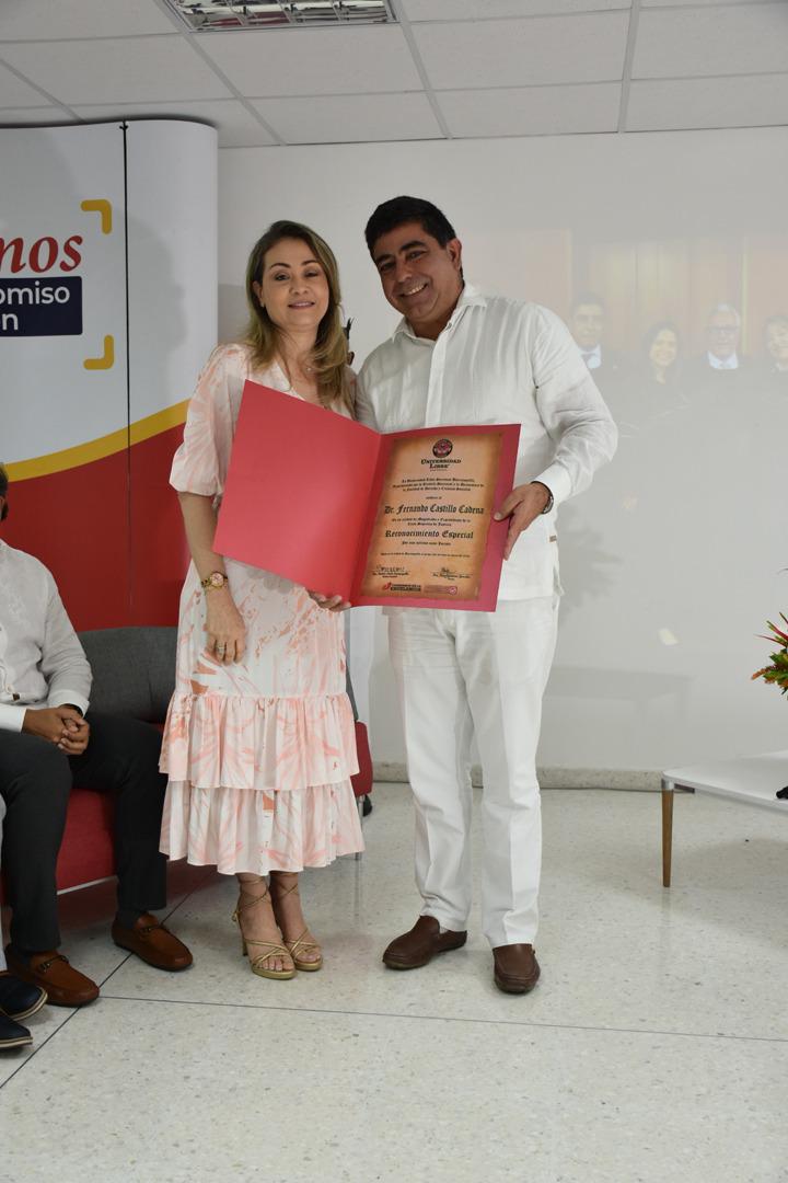 Dra. Beatriz Tovar Carrasquilla, Rectora Seccional de la Universidad Libre de Barranquilla, entrega reconocimiento al Hble. Magistrado Dr. Fernando Castilla Cadena.