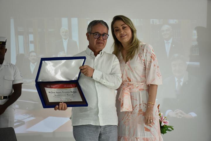 Dra. Beatriz Tovar Carrasquilla, Rectora Seccional de la Universidad Libre de Barranquilla, entrega reconocimiento al Hble. Magistrado Dr. Luis Hernández Barbosa.